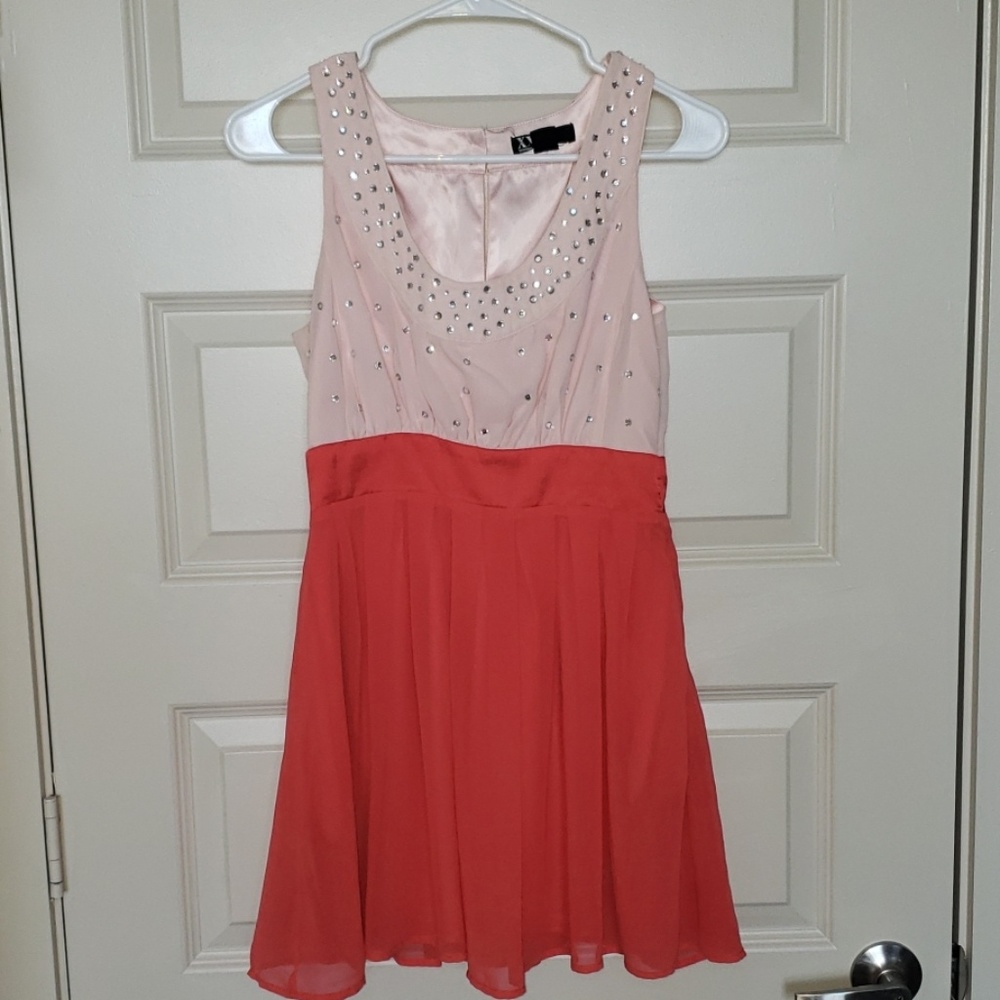 Super cute mini dress with POCKETS!